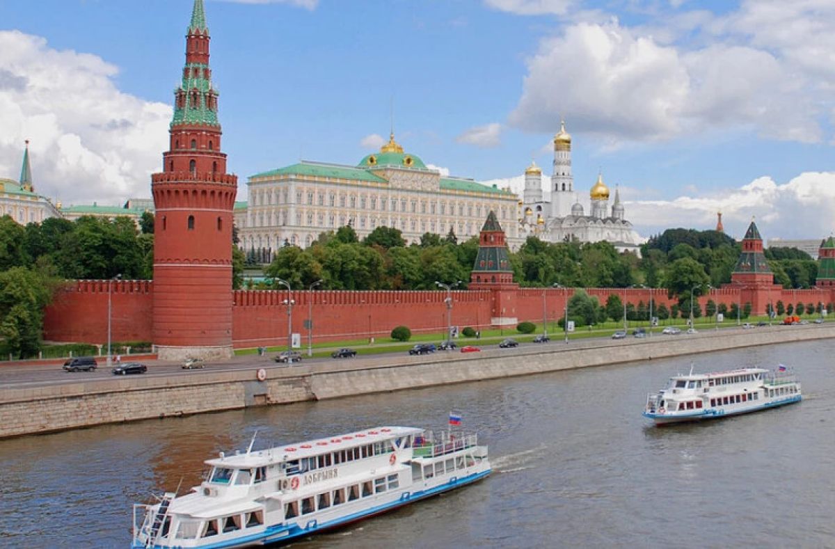 Площадь реки. Кремль со стороны Москвы реки. Красная площадь и Москва река. Кремль красная площадь Москва река. Вид Кремля со стороны Моква реки.