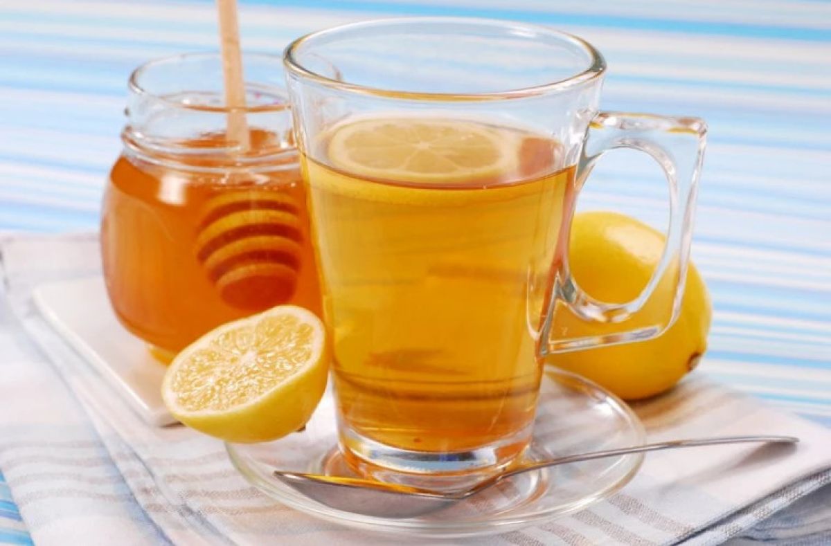 Пейте чай с медом и лимоном. Чай с лимоном и медом. Вода с лимоном и медом. Медовая вода с лимоном. Медовые напитки.