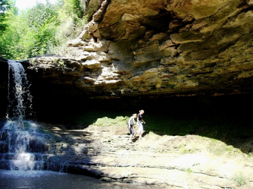 Сахарна фото. Водопад Сахарна. Ущелье реки Сахарна. Водопады в Сахарне Молдова. Водопады монастырь Сахарна.