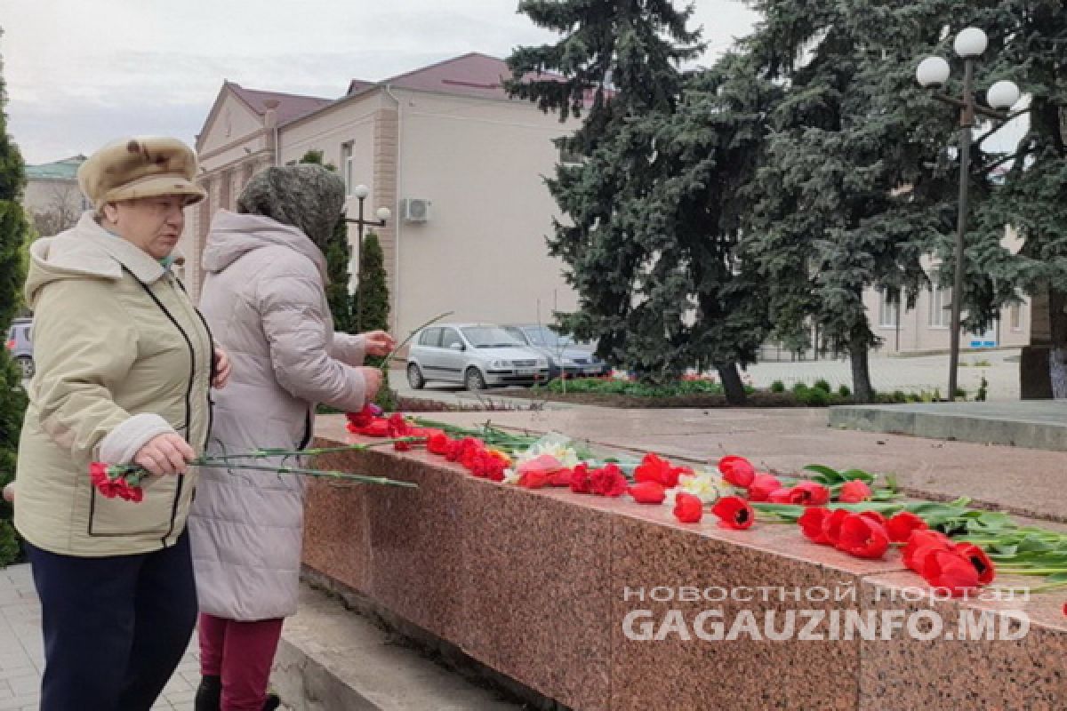 Цветы к памятнику ленина. Возложение цветов к памятнику погибшим. Возложение цветов школьники. Возлагать цветы к монументу. Цветы к памятникам СССР.