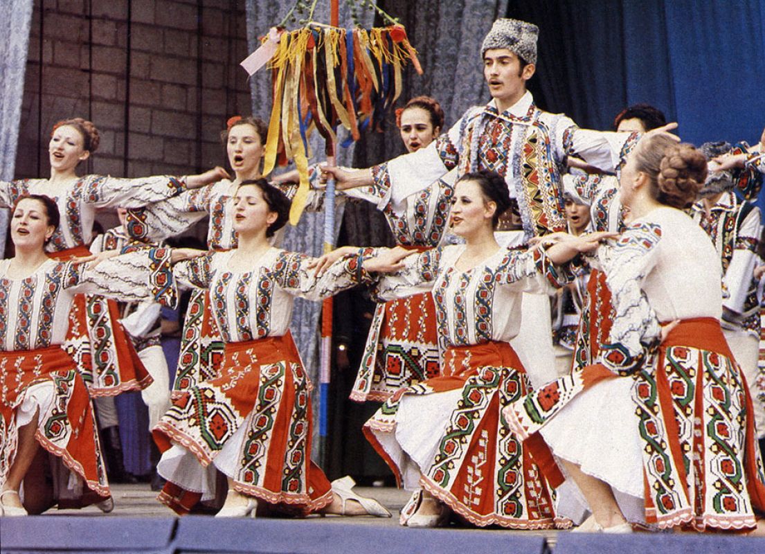 Молдовеняска. Молдоваия Советская Молдавия. Молдавский народный костюм. Молдаване культура. Молдавский национальный танец.