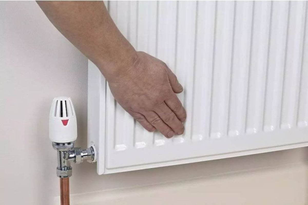 Кран маевского латунь d15. Кран спуска воздуха из радиатора. Прокачать батарею отопления. Ключик для спуска воздуха батареи. Прокачать батарею отопления.